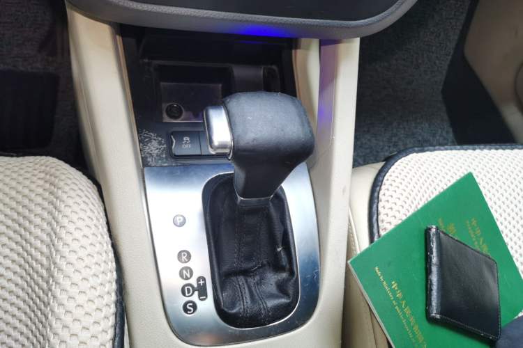 Used Volkswagen Sagitar 2011 1.6L Automatic Special Edition Gear Lever