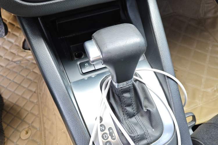 Used Volkswagen Sagitar 2011 1.4 TSI Automatic Luxury Edition Gear Lever