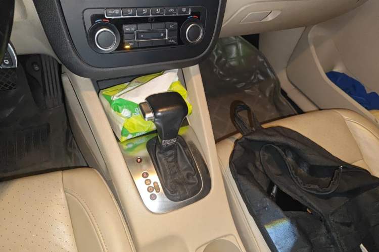 Used Volkswagen Sagitar 2011 1.4 TSI Automatic Luxury Edition Gear Lever