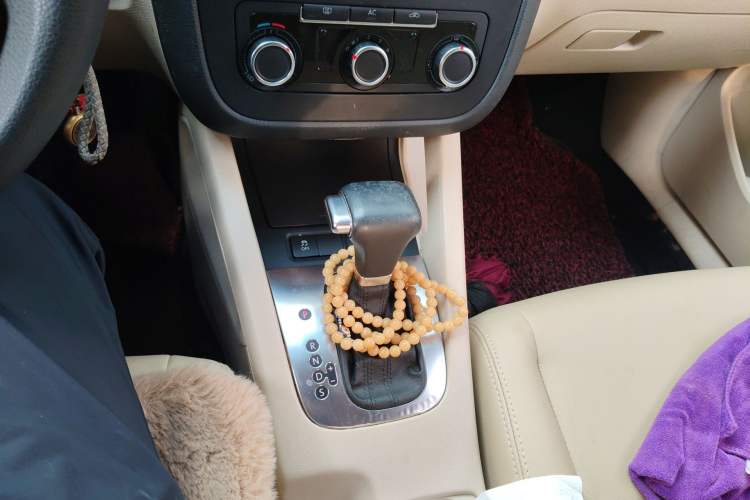 Used Volkswagen Sagitar 2011 1.6L Automatic Comfort Edition Gear Lever