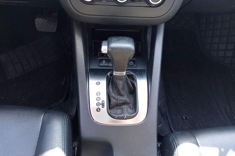 Used Volkswagen Sagitar 2011 1.6L Automatic Comfort Edition Gear Lever