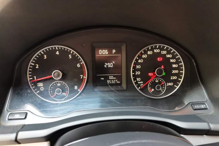Used Volkswagen Sagitar 2011 1.6L Automatic Fashion Edition Instrument Cluster