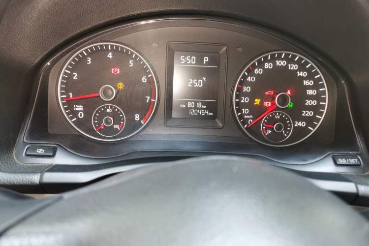 Used Volkswagen Sagitar 2011 1.6L Automatic Special Edition Odometer Close Up