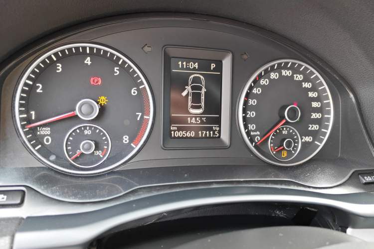 Used Volkswagen Sagitar 2011 1.4 TSI Automatic Luxury Edition Odometer Close Up