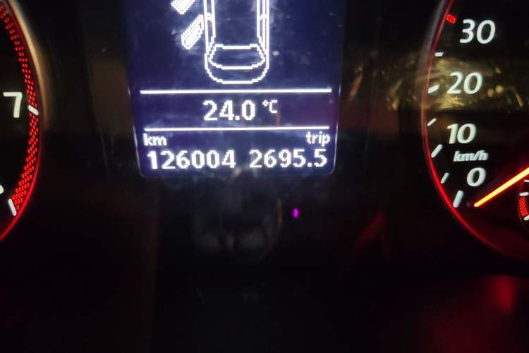 Used Volkswagen Sagitar 2011 1.4 TSI Automatic Luxury Edition Odometer Close Up