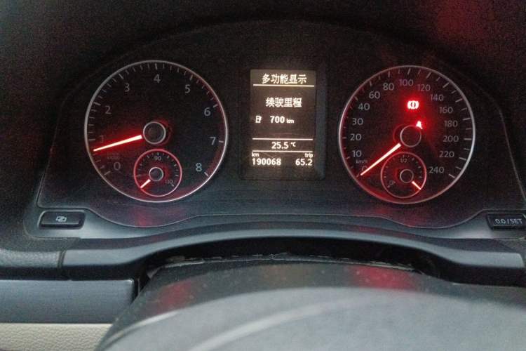 Used Volkswagen Sagitar 2011 1.4 TSI Automatic Tech Model Odometer Close Up