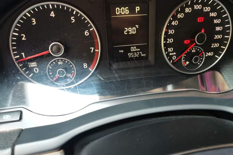 Used Volkswagen Sagitar 2011 1.6L Automatic Fashion Edition Odometer Close Up
