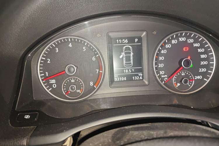 Used Volkswagen Sagitar 2011 1.4 TSI Automatic Luxury Edition Odometer Close Up