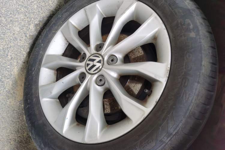 Used Volkswagen Sagitar 2011 1.6L Automatic Special Edition Right Front Wheel Hub