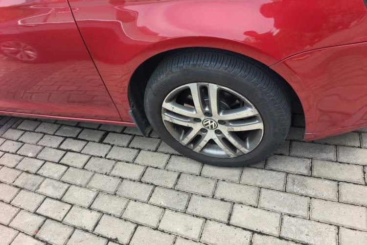 Used Volkswagen Sagitar 2011 1.6L Automatic Comfort Edition Right Front Wheel Hub