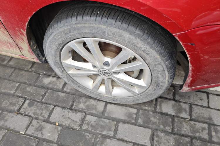 Used Volkswagen Sagitar 2011 1.4 TSI Automatic Luxury Edition Right Front Wheel Hub