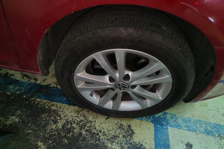 Used Volkswagen Sagitar 2011 1.4 TSI Automatic Luxury Edition Right Front Wheel Hub