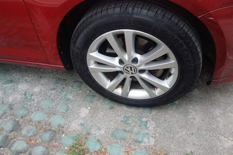 Used Volkswagen Sagitar 2011 1.4 TSI Automatic Tech Model Right Front Wheel Hub