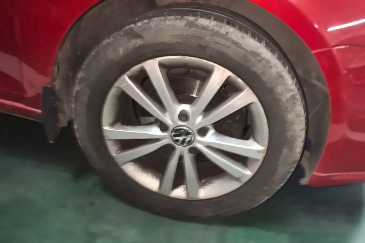 Used Volkswagen Sagitar 2011 1.6L Automatic Comfort Edition Right Front Wheel Hub