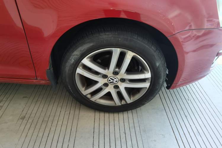 Used Volkswagen Sagitar 2011 1.6L Automatic Fashion Edition Right Front Wheel Hub