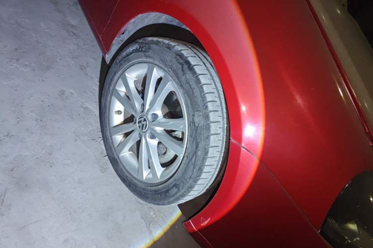 Used Volkswagen Sagitar 2011 1.4 TSI Automatic Luxury Edition Right Front Wheel Hub