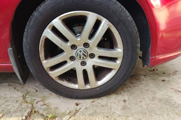 Used Volkswagen Sagitar 2011 1.6L Automatic Comfort Edition Right Front Wheel Hub