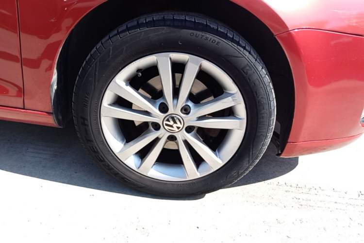 Used Volkswagen Sagitar 2011 1.6L Automatic Comfort Edition Right Front Wheel Hub