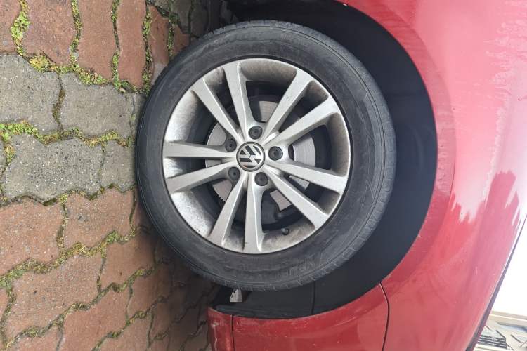 Used Volkswagen Sagitar 2011 1.6L Automatic Comfort Edition Right Front Wheel Hub