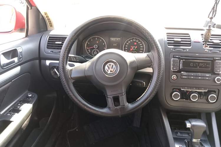 Used Volkswagen Sagitar 2011 1.6L Automatic Comfort Edition Steering Wheel