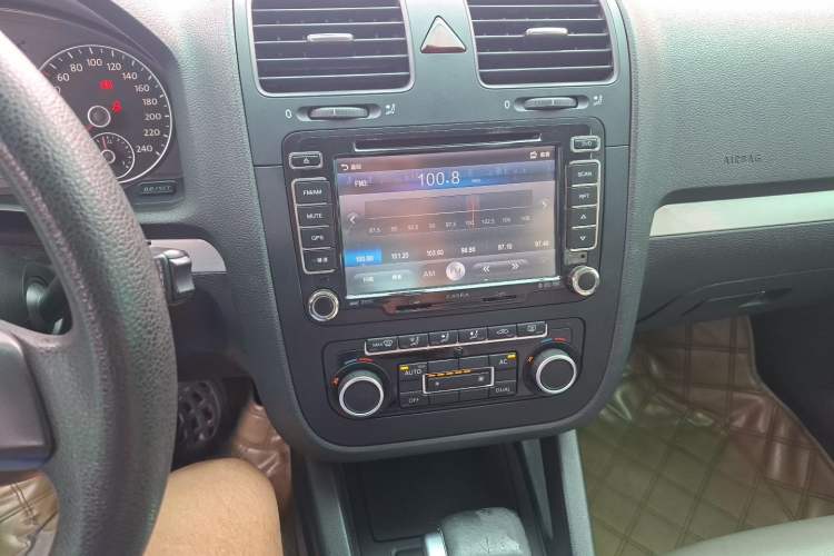 Used Volkswagen Sagitar 2011 1.4 TSI Automatic Tech Model Audio And AC Panel