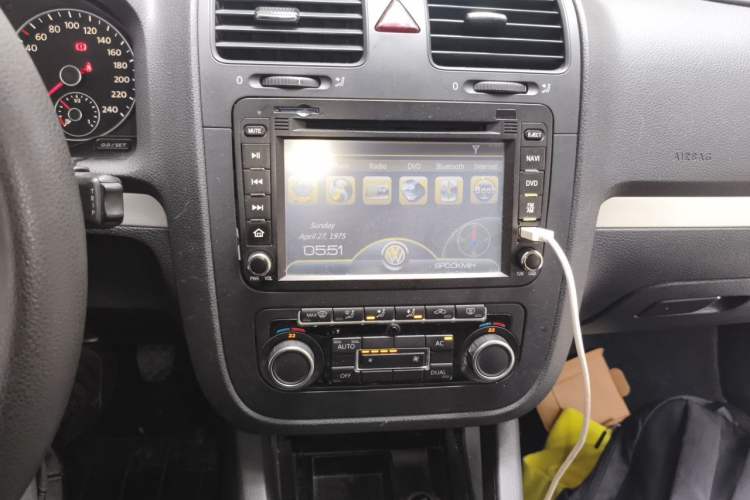 Used Volkswagen Sagitar 2011 1.4 TSI Manual Luxury Edition Audio And AC Panel