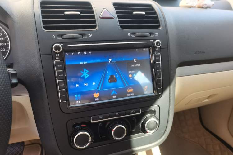Used Volkswagen Sagitar 2011 1.6L Automatic Special Edition Audio And AC Panel
