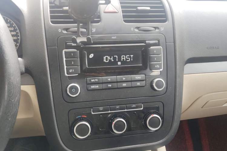 Used Volkswagen Sagitar 2011 1.6L Manual Comfort Version Audio And AC Panel