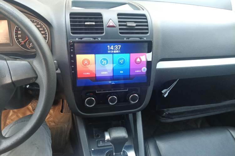 Used Volkswagen Sagitar 2011 1.6L Automatic Comfort Edition Audio And AC Panel