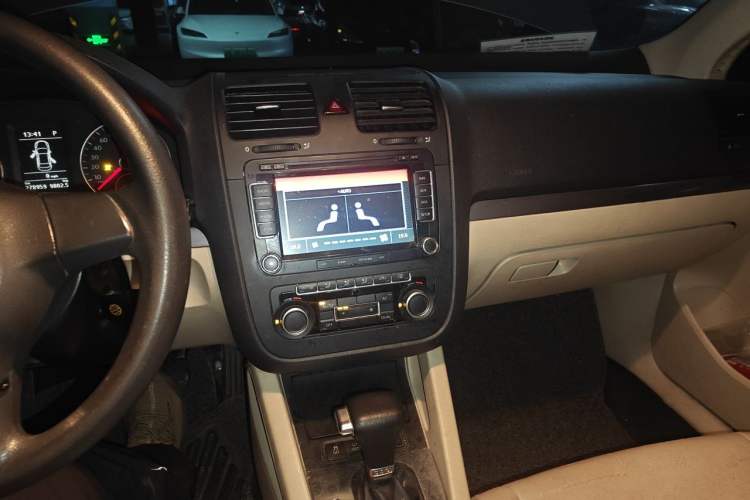 Used Volkswagen Sagitar 2011 1.4 TSI Automatic Luxury Edition Audio And AC Panel