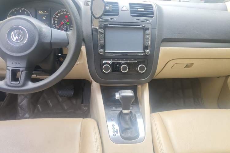 Used Volkswagen Sagitar 2011 1.6L Automatic Fashion Edition Audio And AC Panel