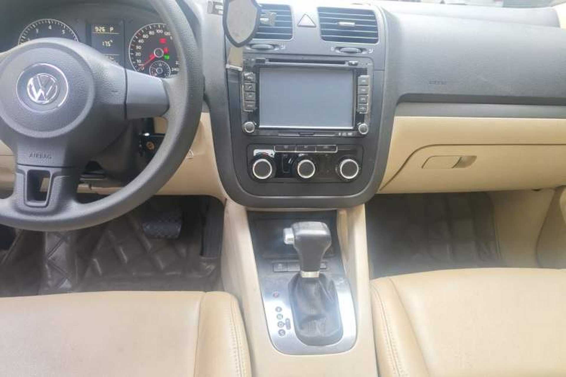Used Volkswagen Sagitar 2011 1.6L Automatic Fashion Edition Audio And AC Panel