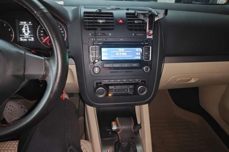Used Volkswagen Sagitar 2011 1.4 TSI Automatic Tech Model Audio And AC Panel