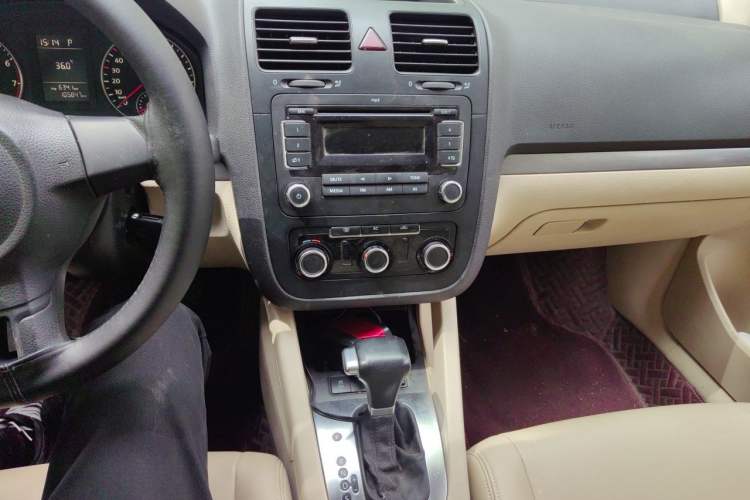 Used Volkswagen Sagitar 2011 1.6L Automatic Special Edition Audio And AC Panel