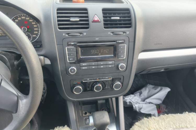 Used Volkswagen Sagitar 2011 1.6L Automatic Comfort Edition Audio And AC Panel