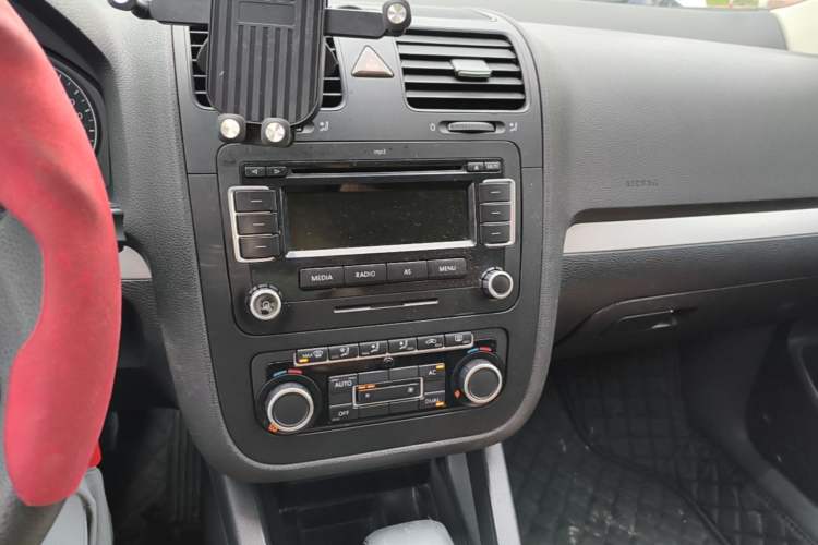 Used Volkswagen Sagitar 2011 1.4 TSI Automatic Tech Model Audio And AC Panel