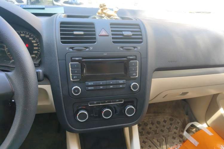 Used Volkswagen Sagitar 2011 1.6L Manual Comfort Version Audio And AC Panel
