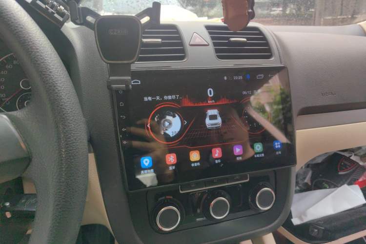 Used Volkswagen Sagitar 2011 1.6L Automatic Fashion Edition Audio And AC Panel