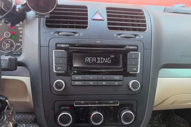 Used Volkswagen Sagitar 2011 1.6L Automatic Comfort Edition Audio And AC Panel