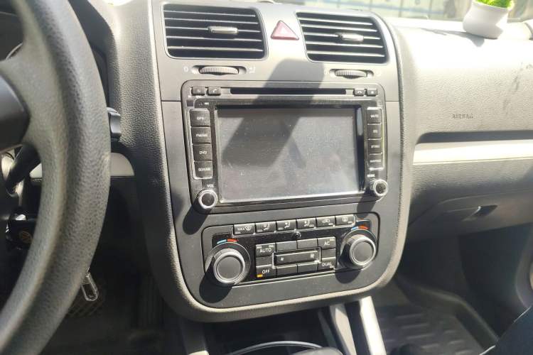 Used Volkswagen Sagitar 2011 1.4 TSI Automatic Tech Model Audio And AC Panel