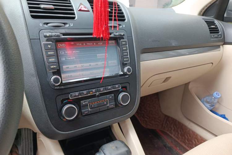 Used Volkswagen Sagitar 2011 1.4 TSI Automatic Luxury Edition Audio And AC Panel