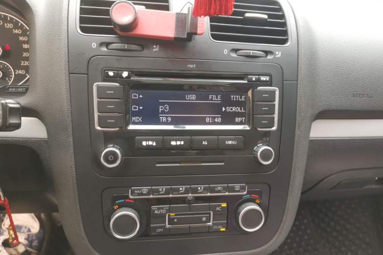 Used Volkswagen Sagitar 2011 1.4 TSI Automatic Luxury Edition Audio And AC Panel