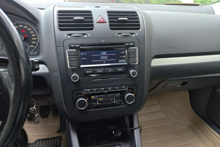 Used Volkswagen Sagitar 2011 1.4 TSI Manual Luxury Edition Audio And AC Panel