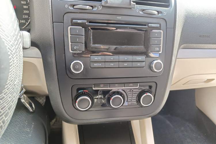 Used Volkswagen Sagitar 2011 1.6L Manual Fashion Edition Audio And AC Panel