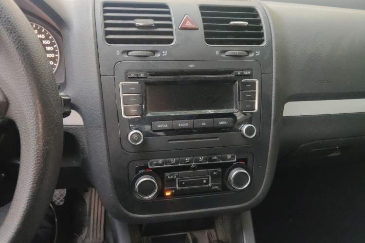 Used Volkswagen Sagitar 2011 1.4 TSI Automatic Tech Model Audio And AC Panel