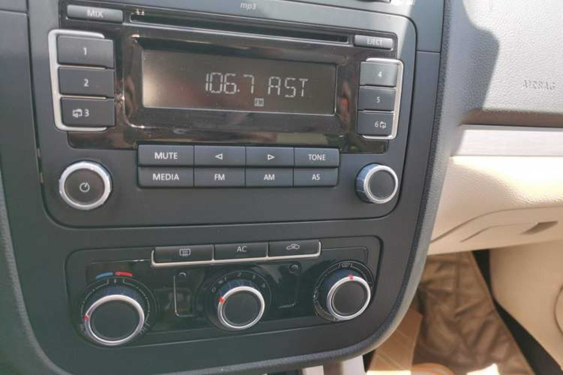 Used Volkswagen Sagitar 2011 1.6L Manual Comfort Version Audio And AC Panel