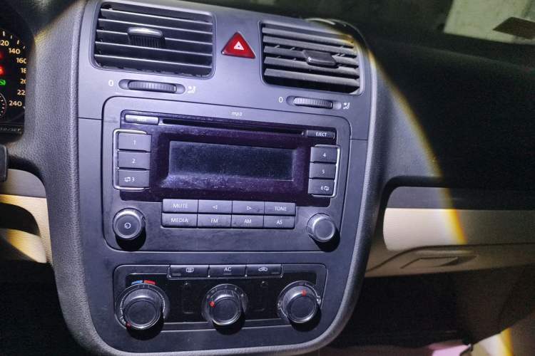 Used Volkswagen Sagitar 2011 1.6L Automatic Fashion Edition Audio And AC Panel