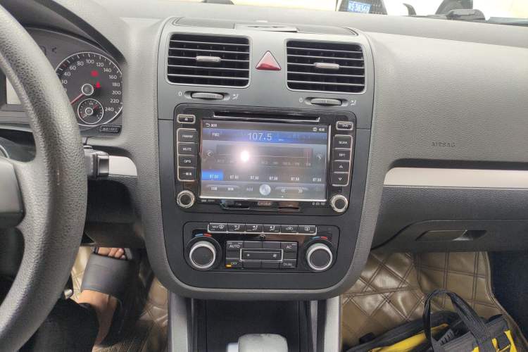 Used Volkswagen Sagitar 2011 1.4 TSI Automatic Tech Model Audio And AC Panel