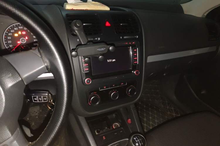 Used Volkswagen Sagitar 2011 1.6L Manual Fashion Edition Audio And AC Panel