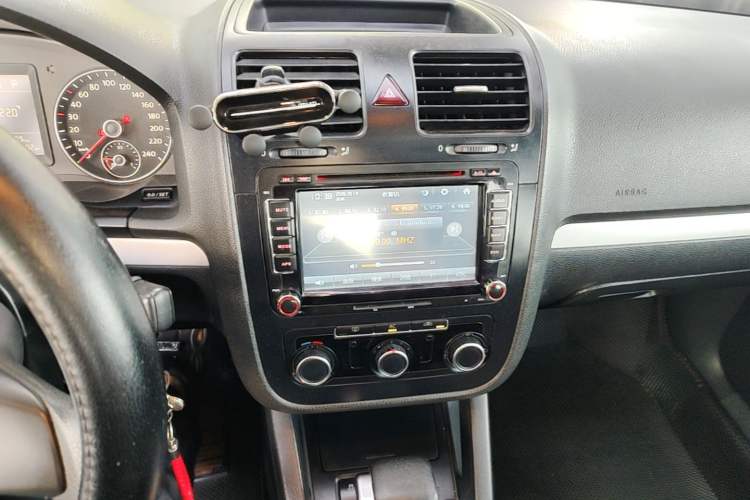 Used Volkswagen Sagitar 2011 1.6L Automatic Comfort Edition Audio And AC Panel